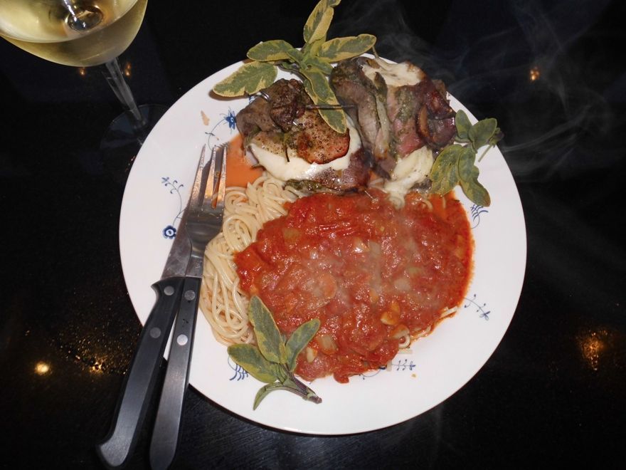 Kalveschnitzel Italiensk opskrift med pasta på bord