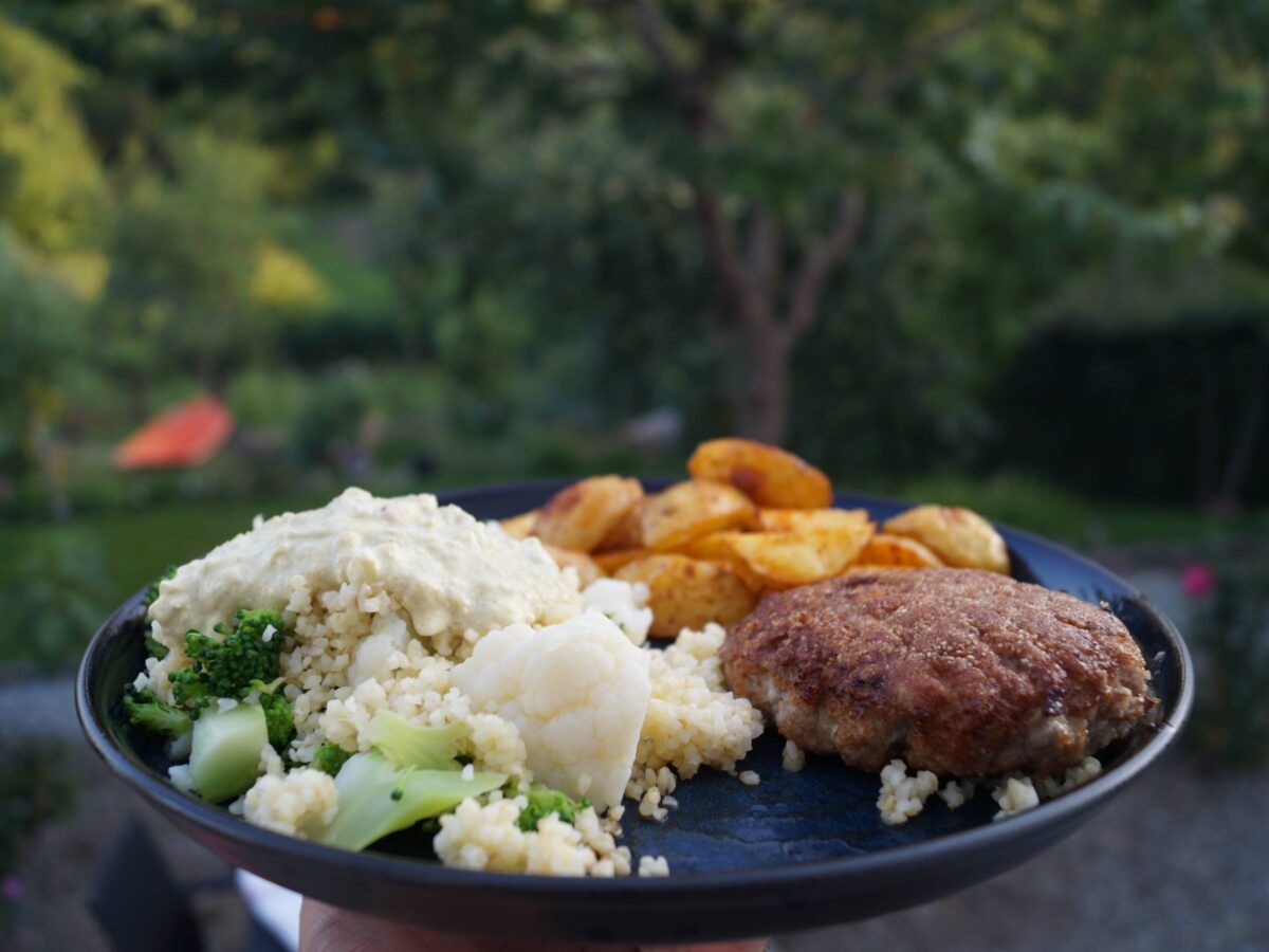 Karbonader med broccoli og blomkålssalat