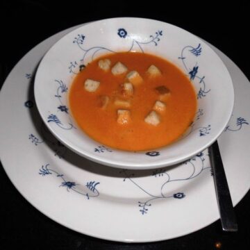Karrysuppe med kylling i suppetallerken