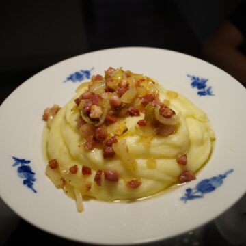Kartoffelmos med bacon og løg