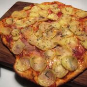 Kartoffelpizza med serrano skinke