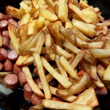 Kartofler hældes oven på fyldet