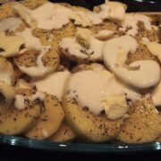 Kartofler i fad med ostesauce og krydderier
