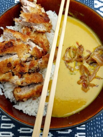 Katsu curry paneret svinemørbrad med ris og karrysauce