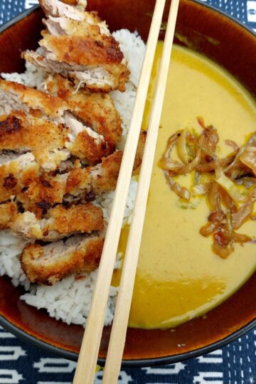 Katsu curry paneret svinemørbrad med ris og karrysauce