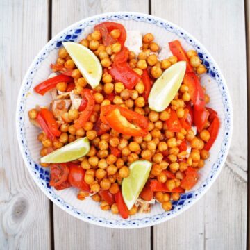Kikærtesalat med kylling og tomat