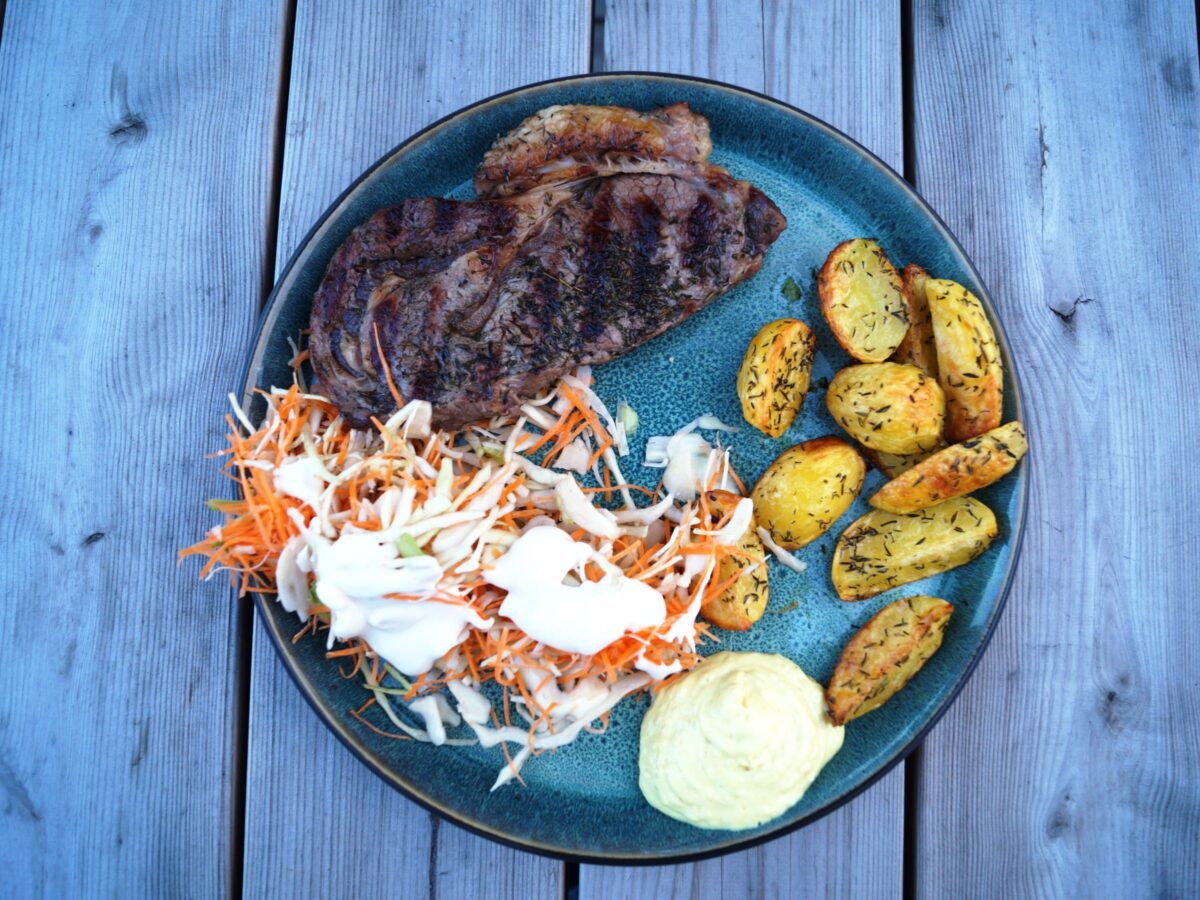 Klassisk coleslaw serveret til steak