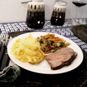 Kogt roastbeef med svitsede grøntsager og mos med sød kartoffel