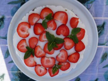 Koldskål cheesecake med friske jordbær