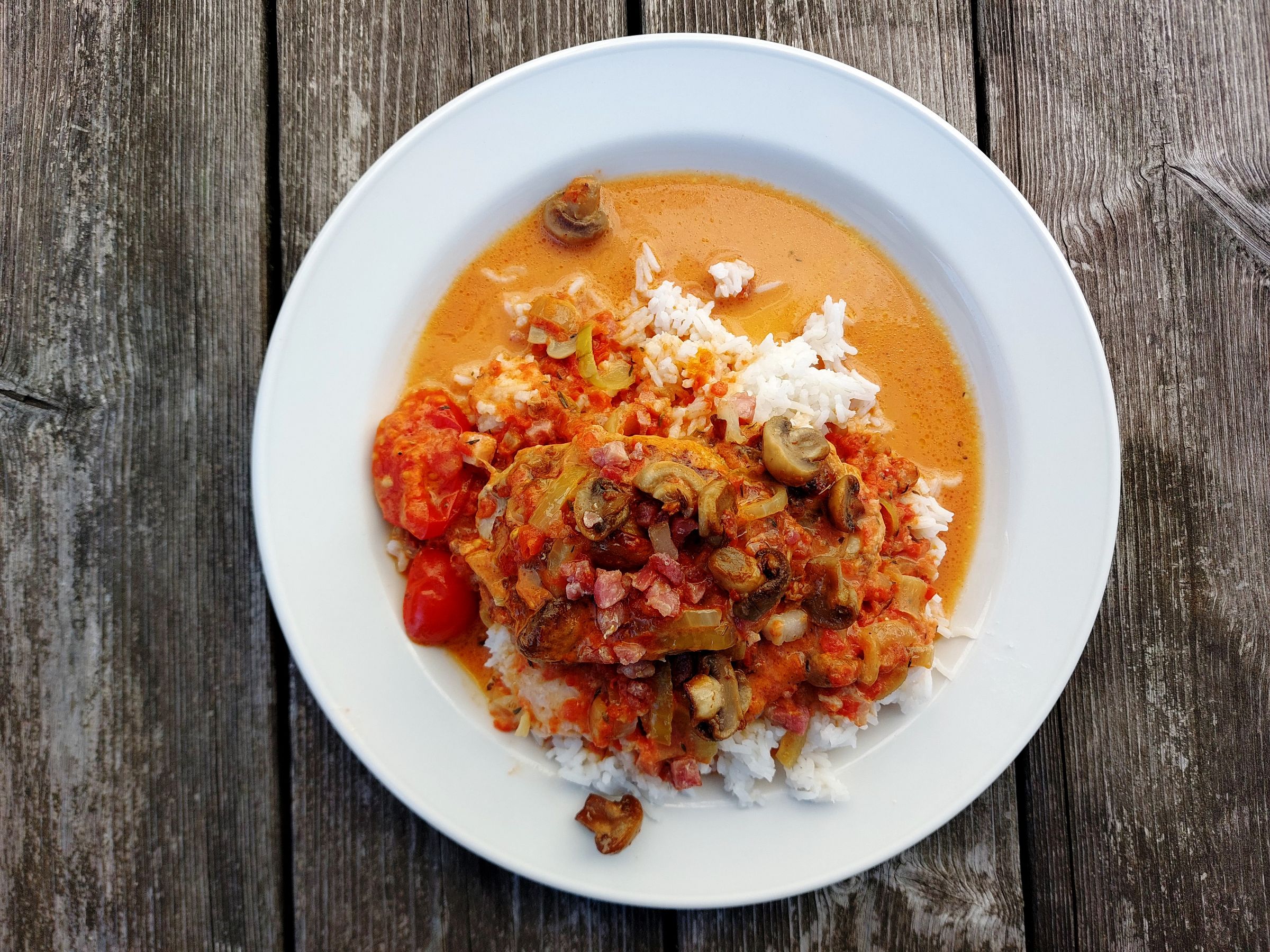 Ristede champignons, løg og bacon, drysset over retten.
