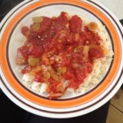 Koteletter i fad med tomatsovs og vindruer