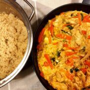 Kylling i karrysauce serveret med quinoa