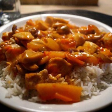 Kylling i sursød sauce med ris
