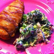 Kylling med bacon og broccolisalat