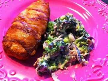 Kylling med bacon og broccolisalat