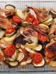 Kylling med marinade og grøntsager i ovn i ildfast fad