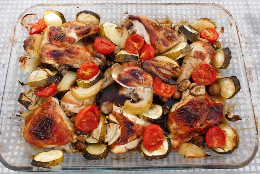 Kylling med marinade og grøntsager i ovn i ildfast fad
