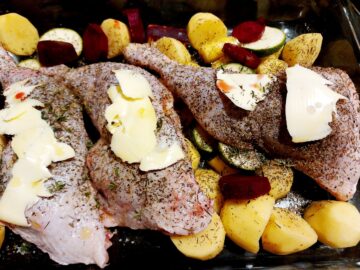 Vi kommer en klat smør på kylling og kartofler inden ovn