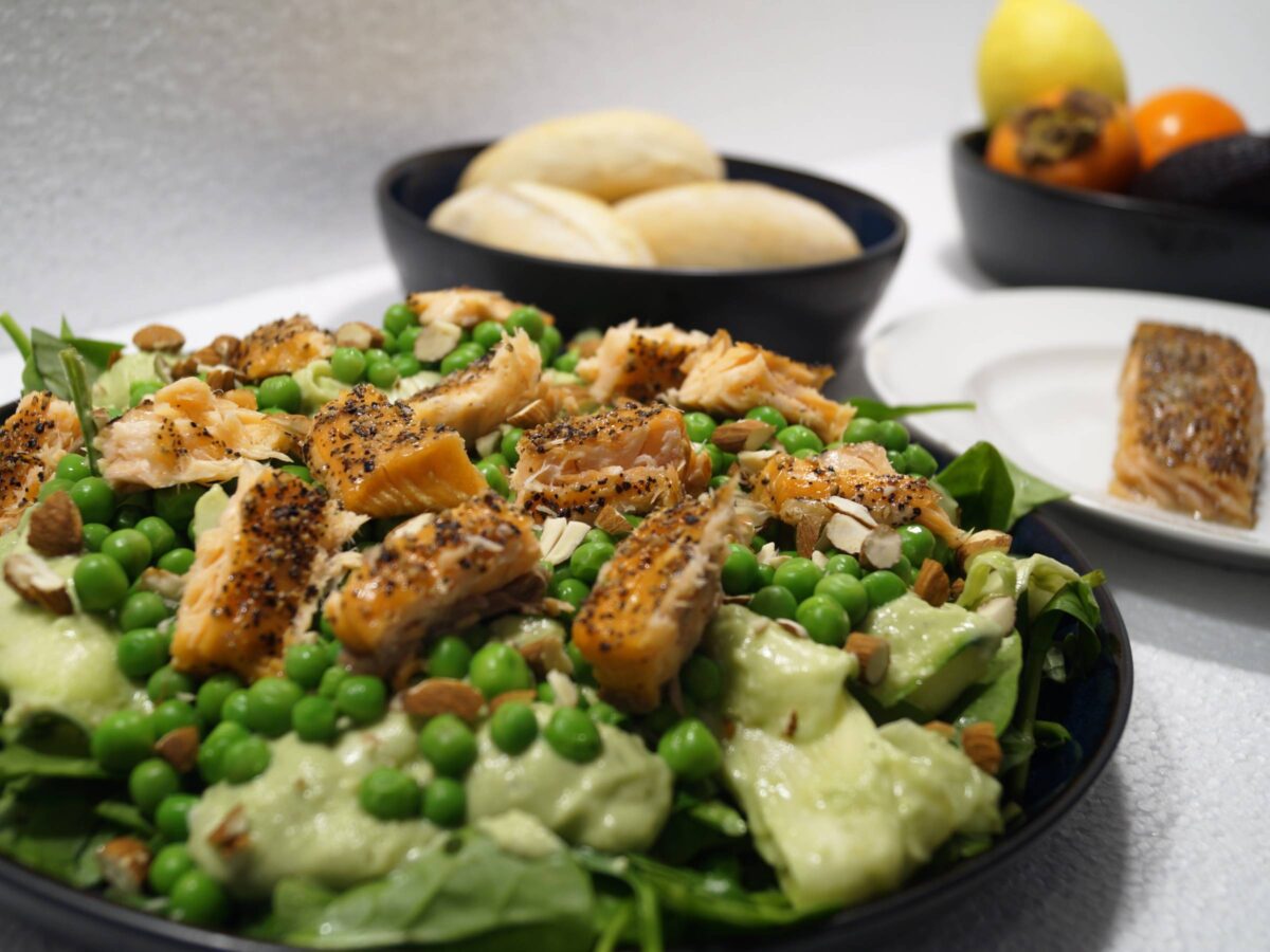 Lækker salat med varmrøget laks