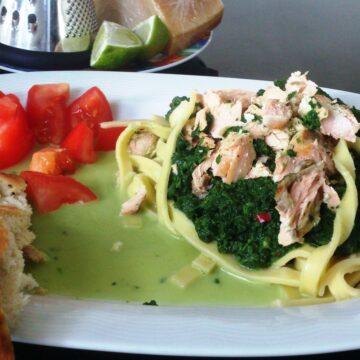 Laks i spinat med fettuccine