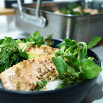 Laks med sesamfrø, chili, grønkål og broccoli