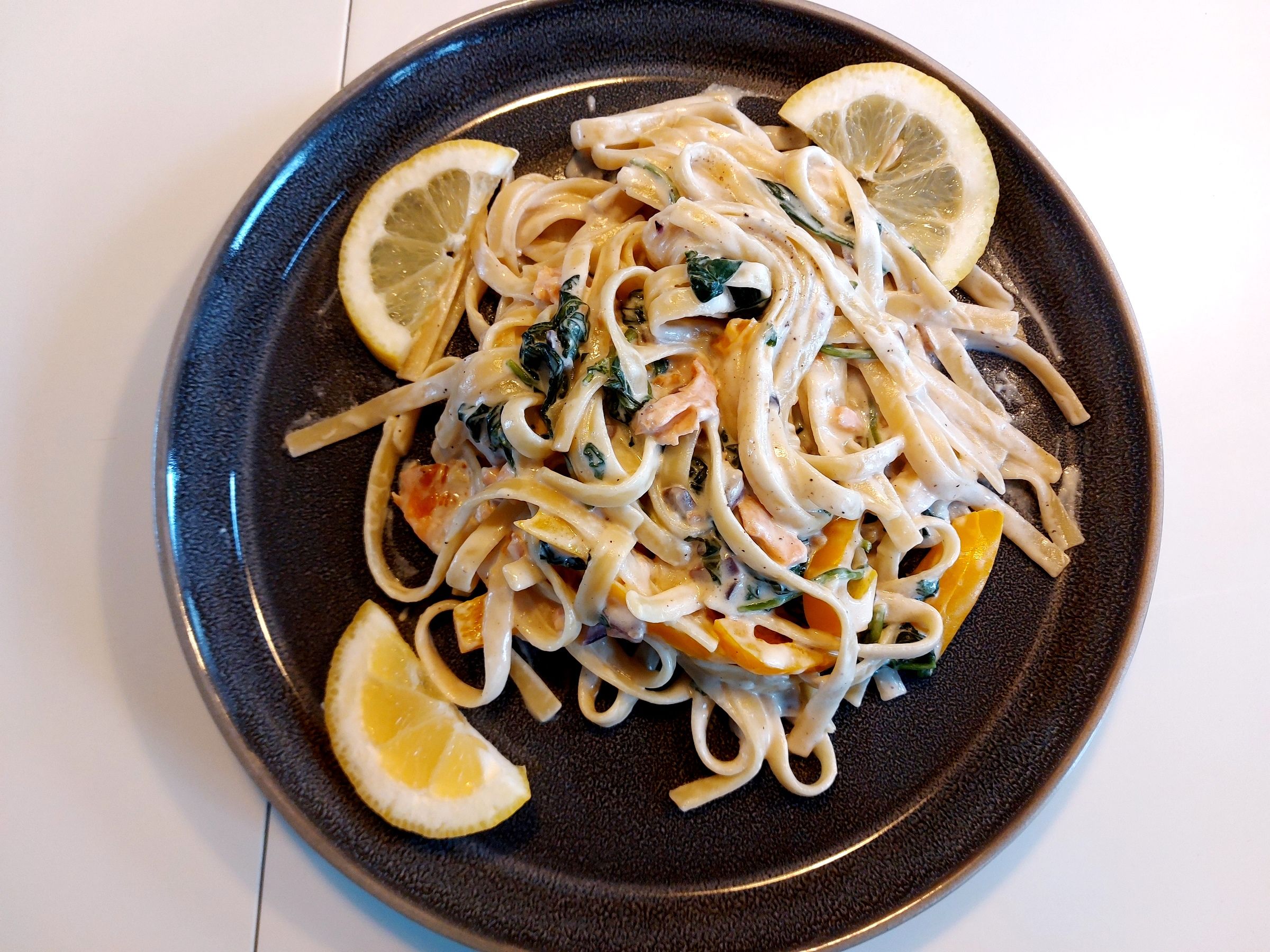 Laks, spinat og pasta i mascarpone sauce