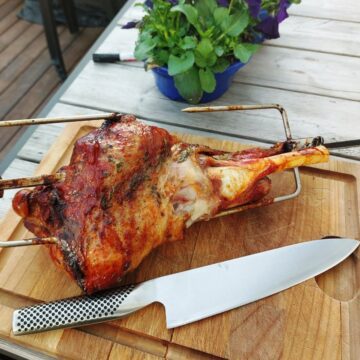Lammekølle grillet i rotisseri er klar til udskæring
