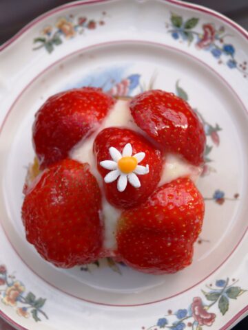 Lille jordbærtærte på kagetallerken