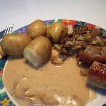 Medisterpølse med brun sauce og spidskål