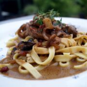 Mørbradbøf med fløde, champignons og pasta