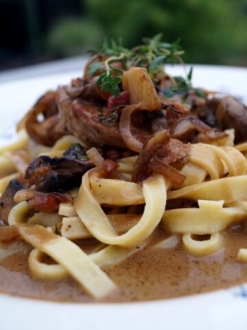 Mørbradbøf med fløde, champignons og pasta