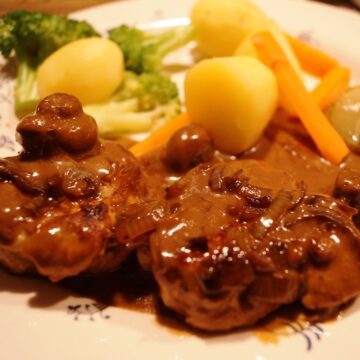 Mørbradbøffer af svinemørbrad med champignonsauce