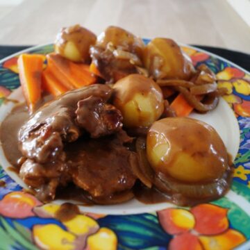 Mørbradbøffer med brun sauce og bløde løg