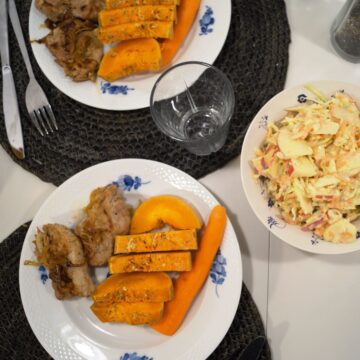 Mørbradbøffer med butternut squash og coleslaw på spisebord