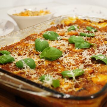 Musaka med basilikum og revet parmesan