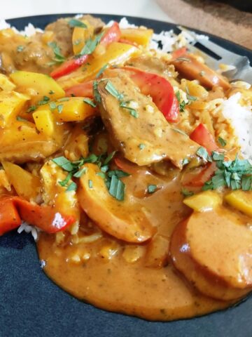 Oksekød i karrysauce serveret med ris