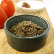 Oliventapenade på bord