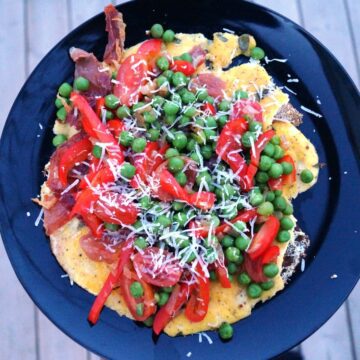Omelet med grøntsager og revet parmesan