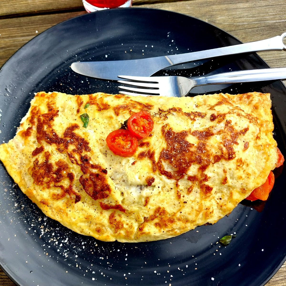 Omelet vendt og fyldt med laks og tomat