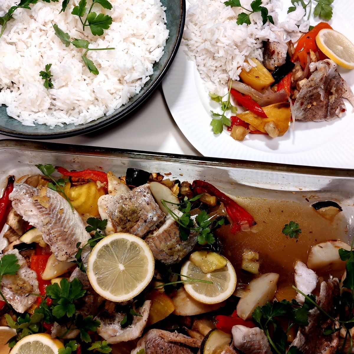 Ovnbagt fisk på bund af grøntsager