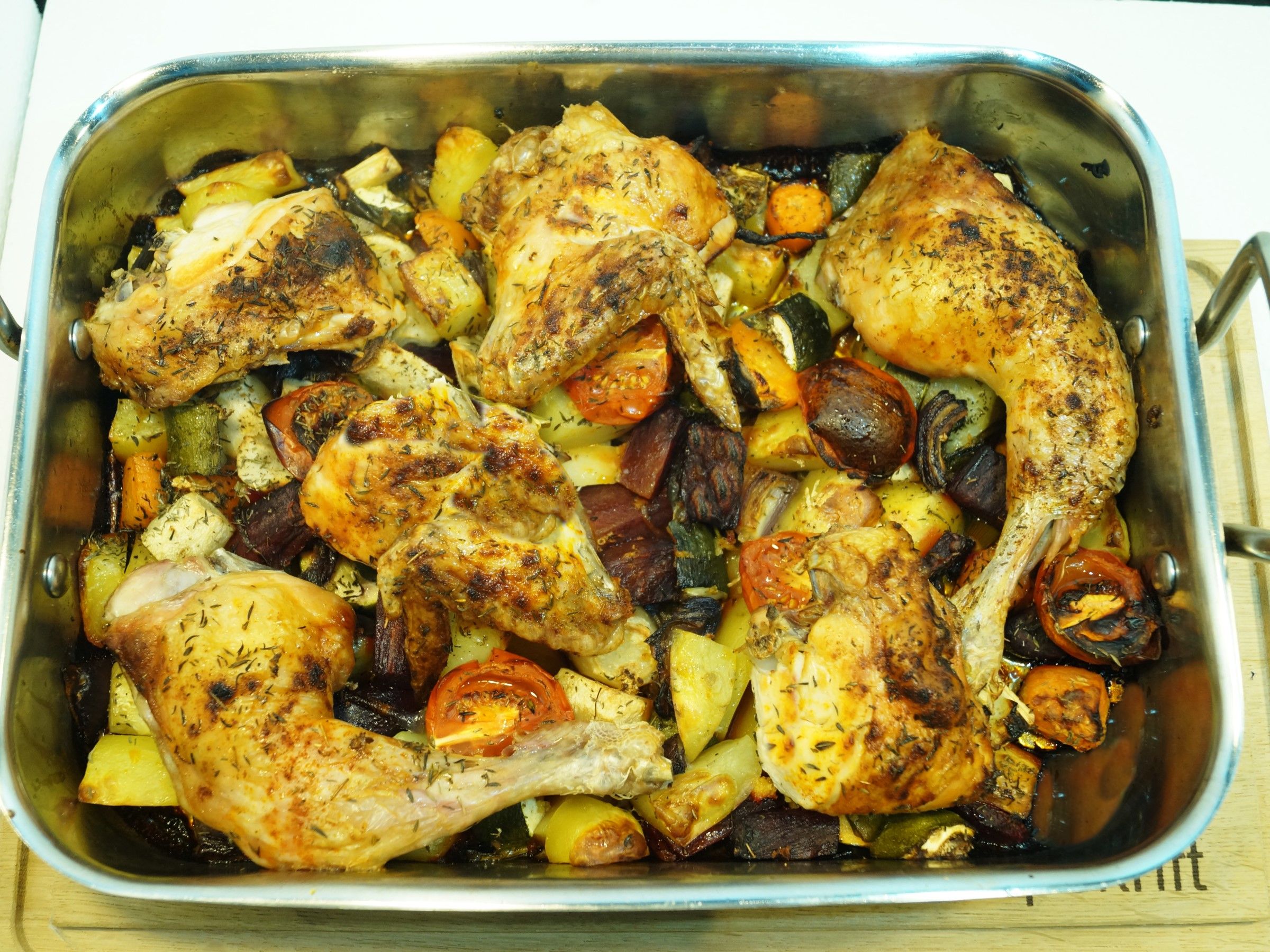Ovnbagt kylling og grøntsager i ovn