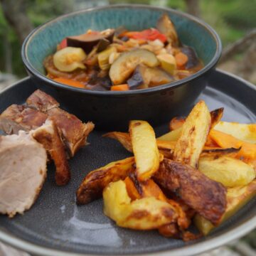 Ovnstegte kartoffelbåde serveret med kød