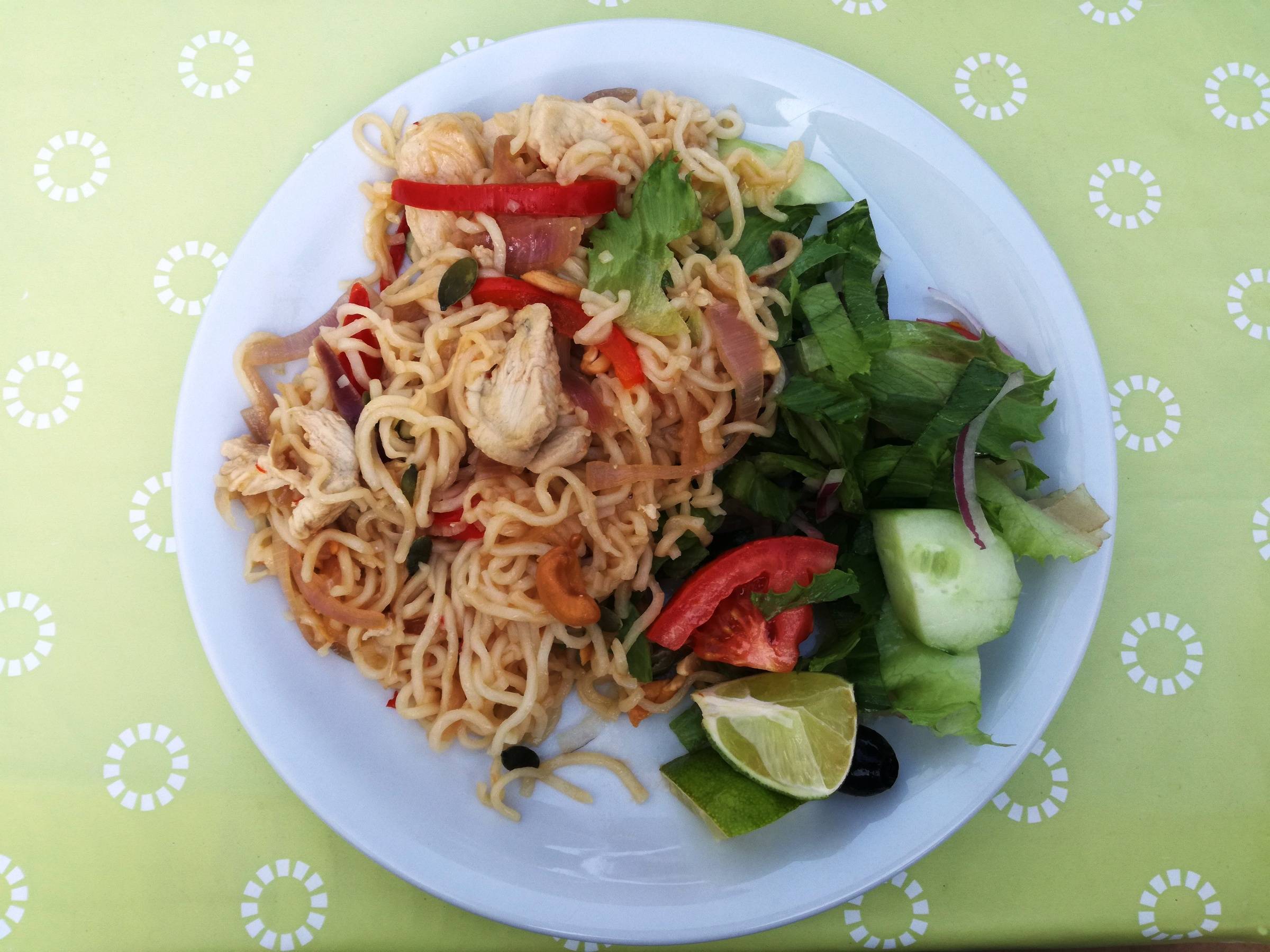 Pad Thai med kylling og salat