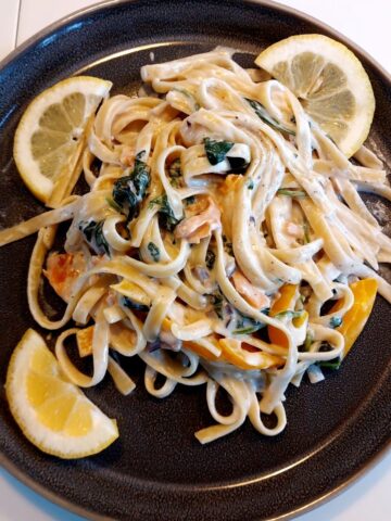 Pasta med røget laks, spinat og mascarpone