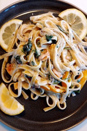 Pasta med røget laks, spinat og mascarpone