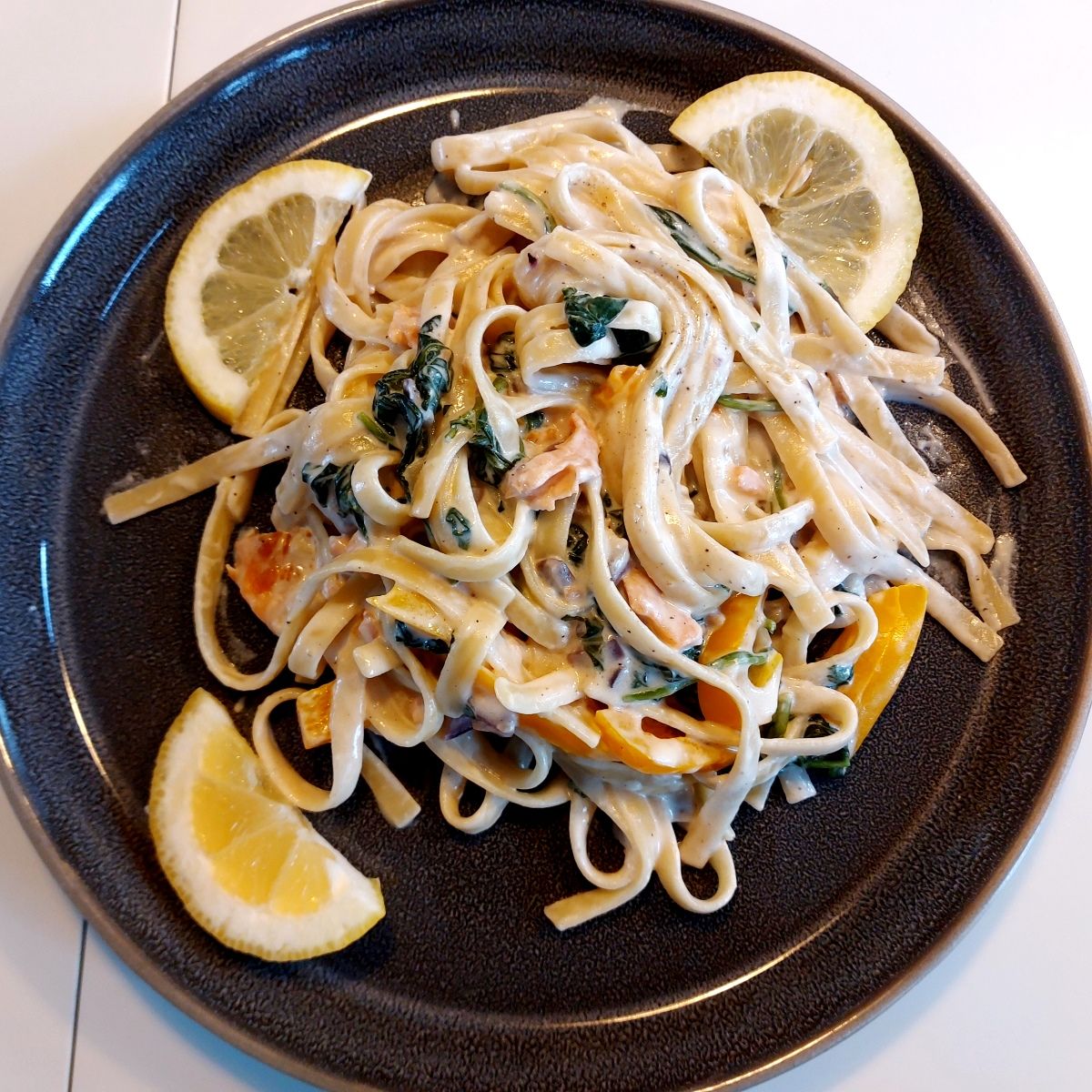 Pasta med røget laks, spinat og mascarpone