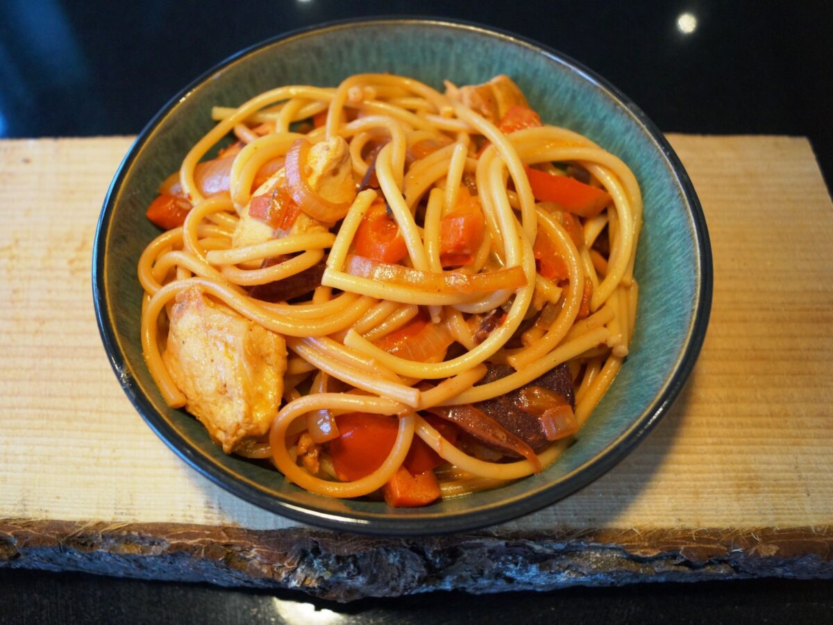Pastasalat med kylling og bacon