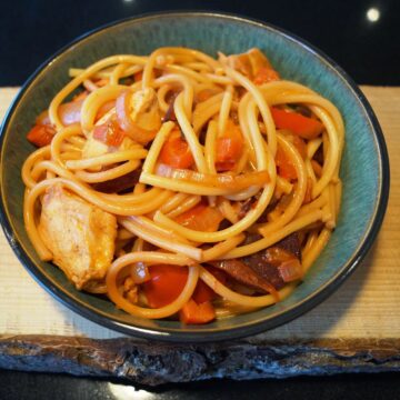 Pastasalat med kylling og bacon