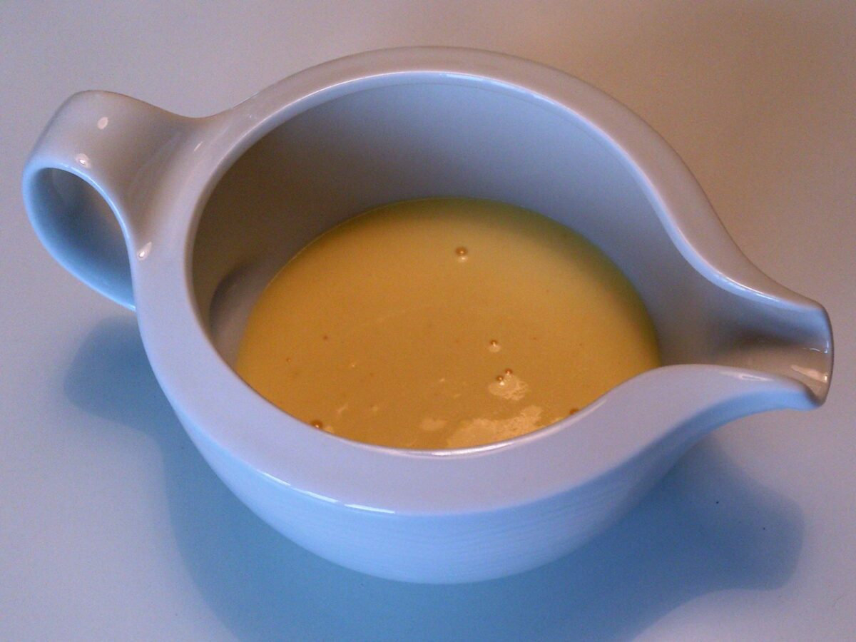 Pebersauce anrettet i sauceskål