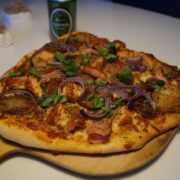 Perfekt pizza med skinke, bacon og løg
